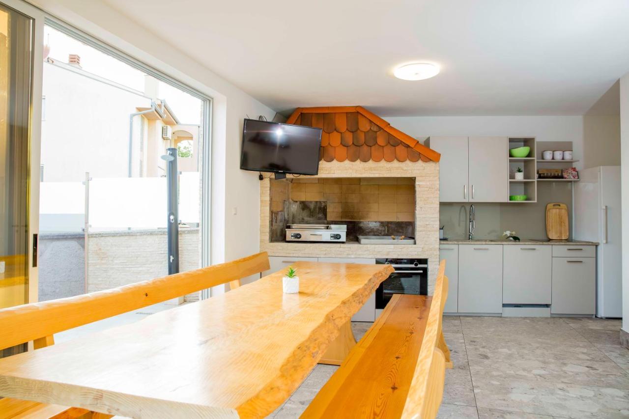 Apartment Mery Pula Exterior photo